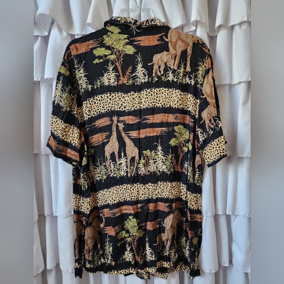 Women's Giraffe Buttoned Blouse Size Large - Picture 4 of 4